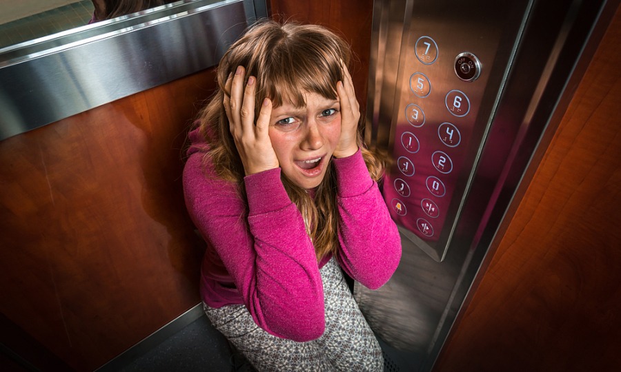 Kẹt Trong Thang Máy