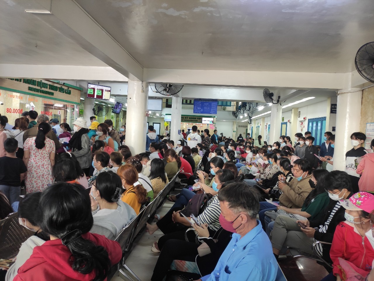 Bệnh Viện Đông Người