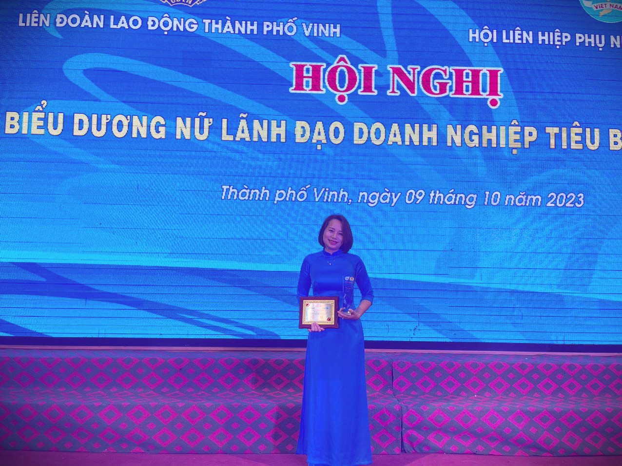 Bà Cao Thị Hồng Được Biểu Dương Tại Hội Nghị