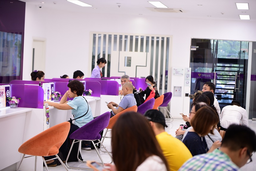 Khách Hàng Đến Giao Dịch