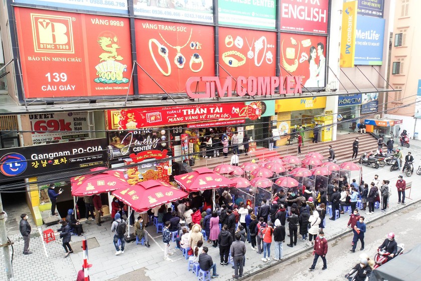 Khách Hàng Đông Đúc Ngày Thần Tài