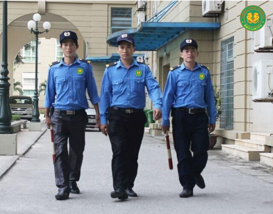 Tuần Tra Xung Quanh Nhà Hàng