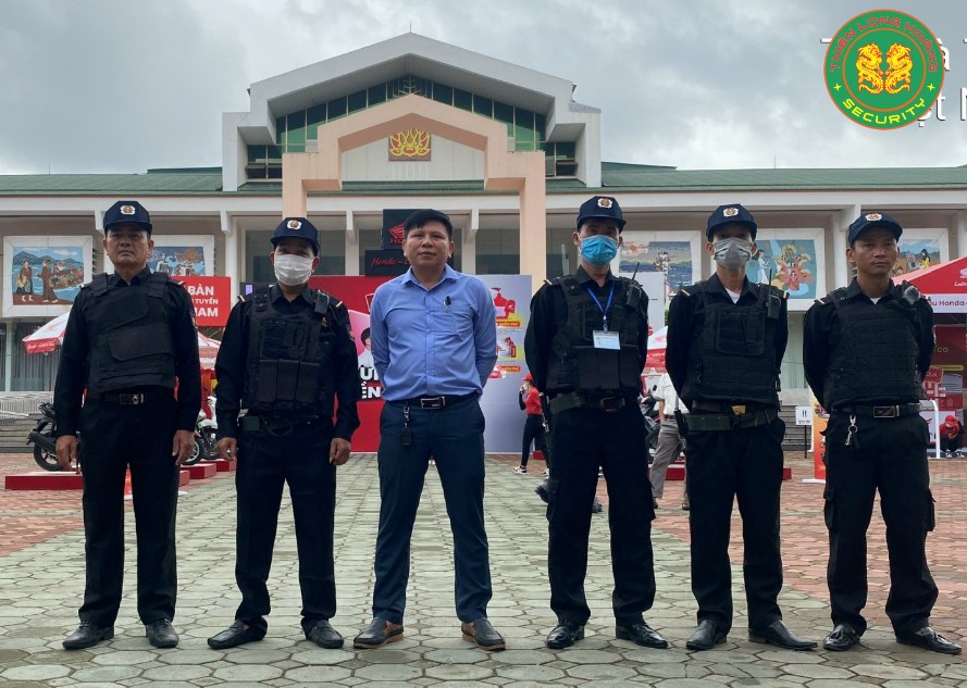 Nhân viên bảo vệ tập trung cao độ cho công việc