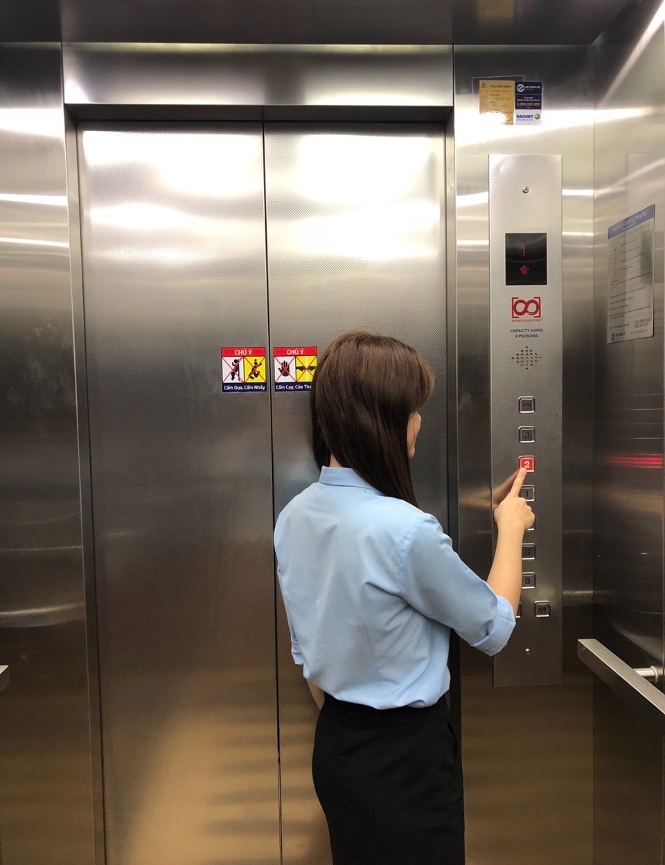 Kẹt Trong Thang Máy