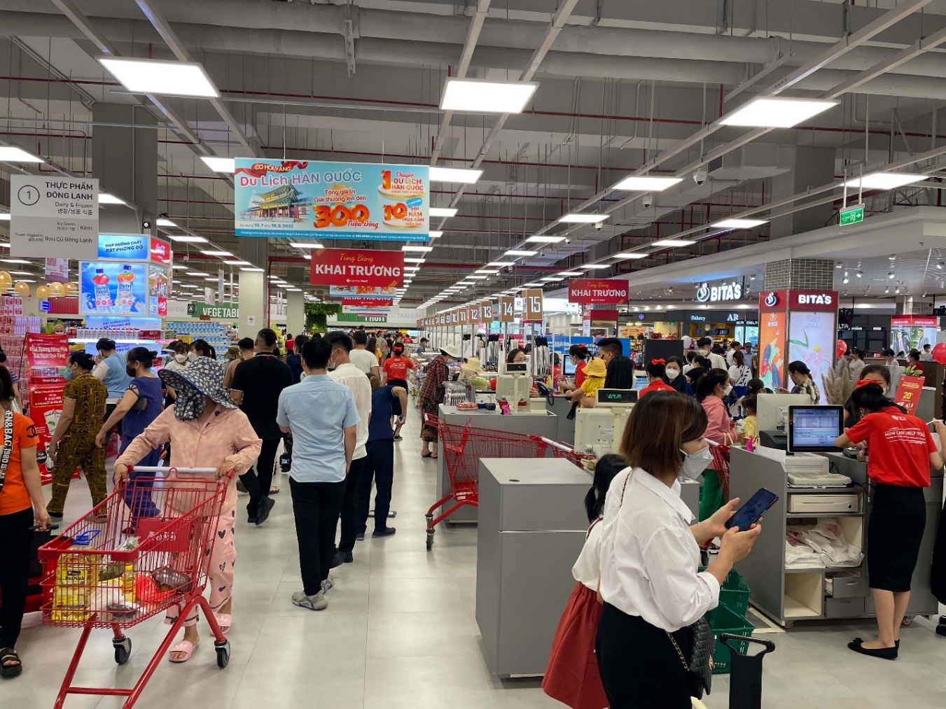 Khách hàng đông đúc