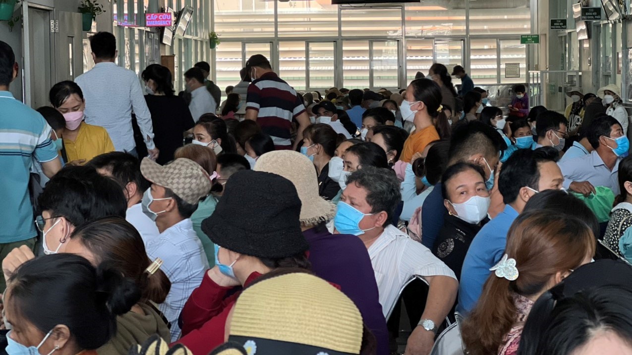 Bệnh Viện Đông Người