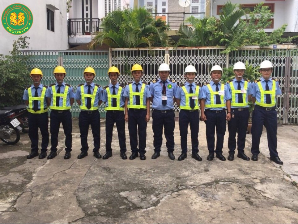 Nhân viên bảo vệ kiểm tra ra vào của công nhân