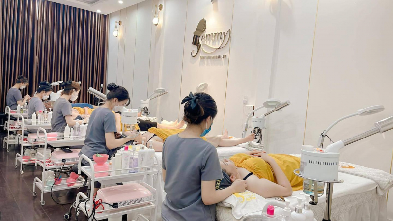 Khách hàng yên tâm làm đẹp